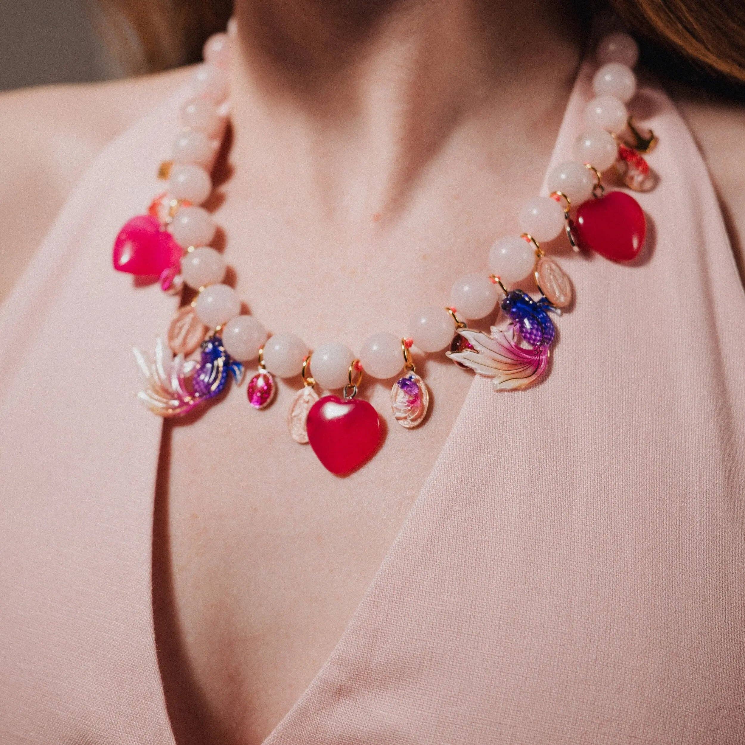Colgante de pez con collar de cuentas de cuarzo rosa