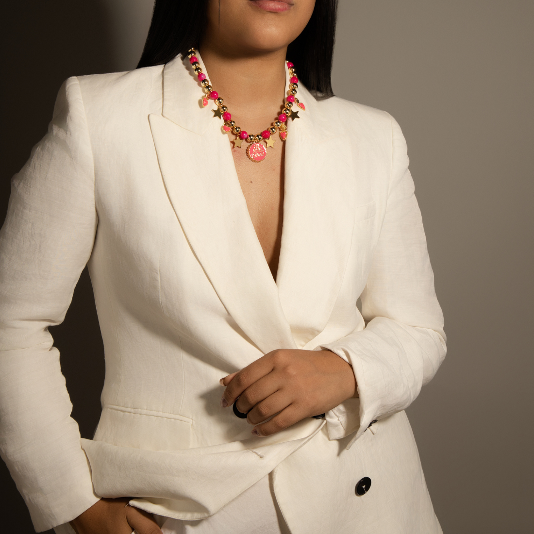 Collar de Fucsia y Oro con Colgante de Corazones y Estrellas