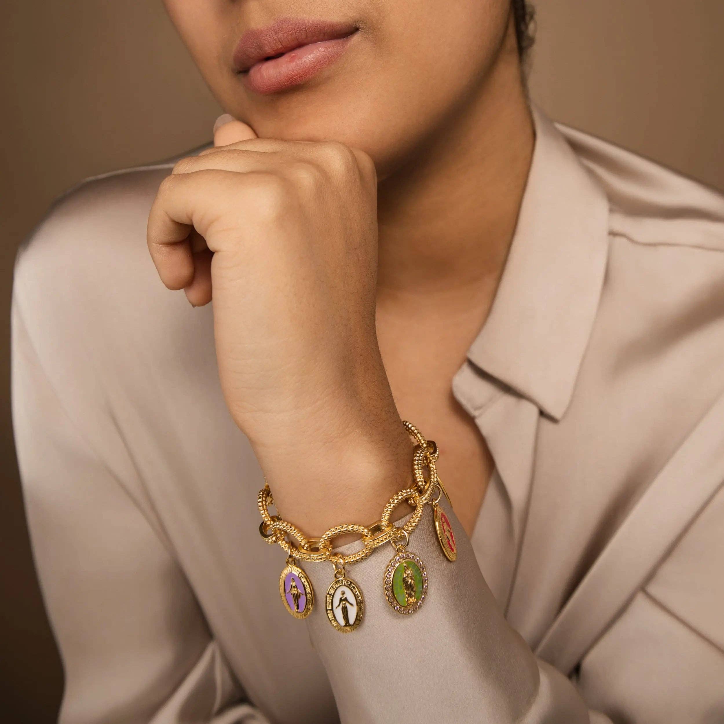 Experimenta la Esencia de la Joyería Católica: Pulsera de Protección con Dijes