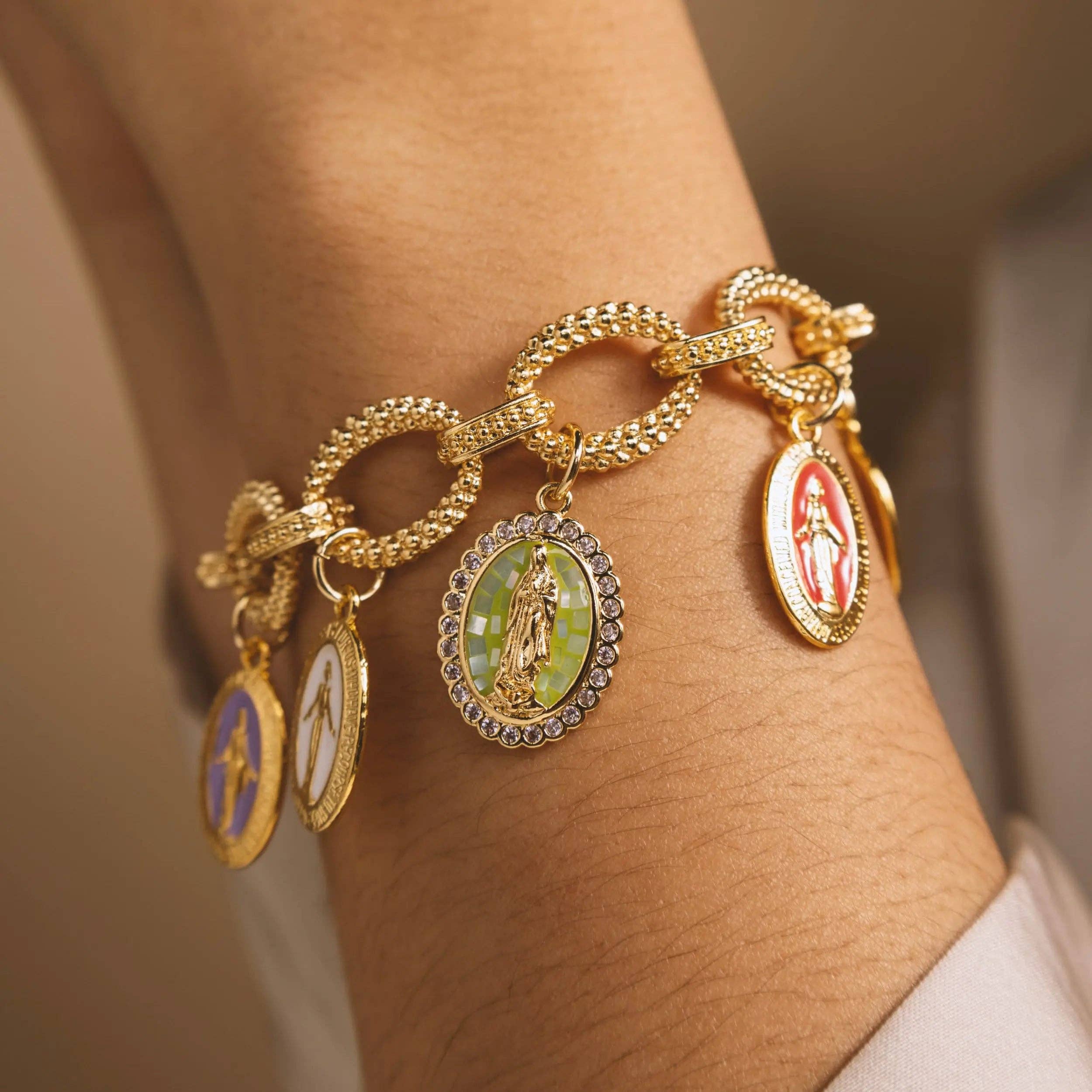 Experimenta la Esencia de la Joyería Católica: Pulsera de Protección con Dijes