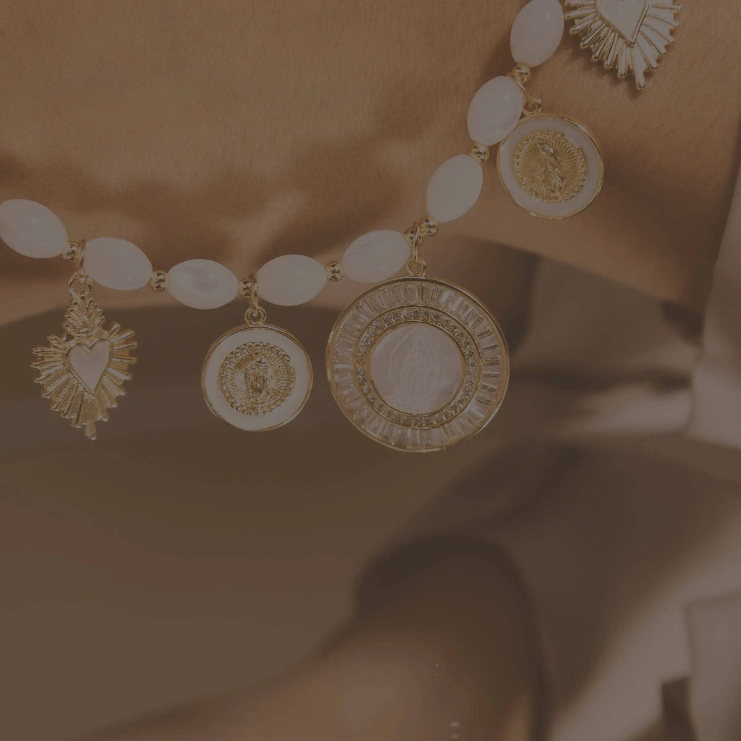 Joyería Católica: Un elegante collar de perlas para creyentes devotos