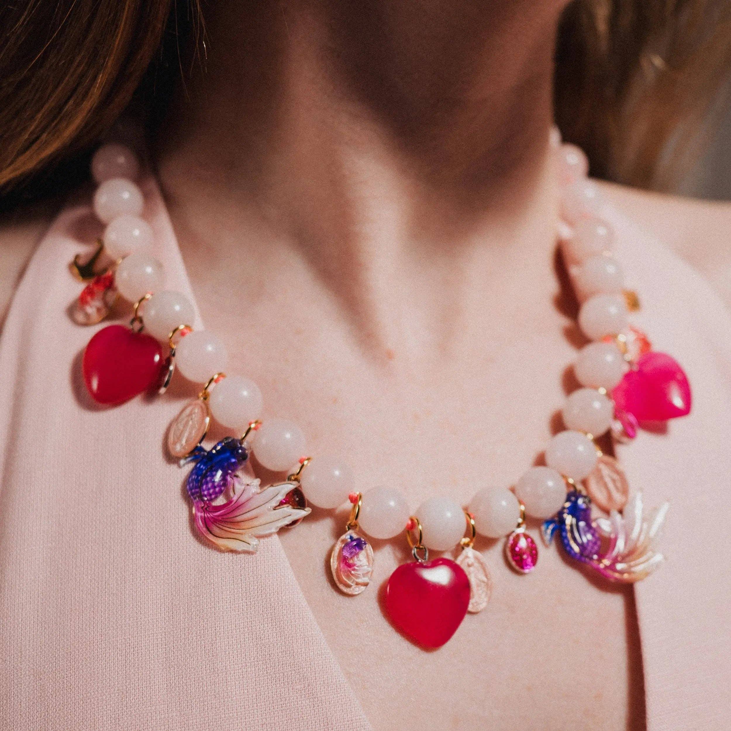 Colgante de pez con collar de cuentas de cuarzo rosa
