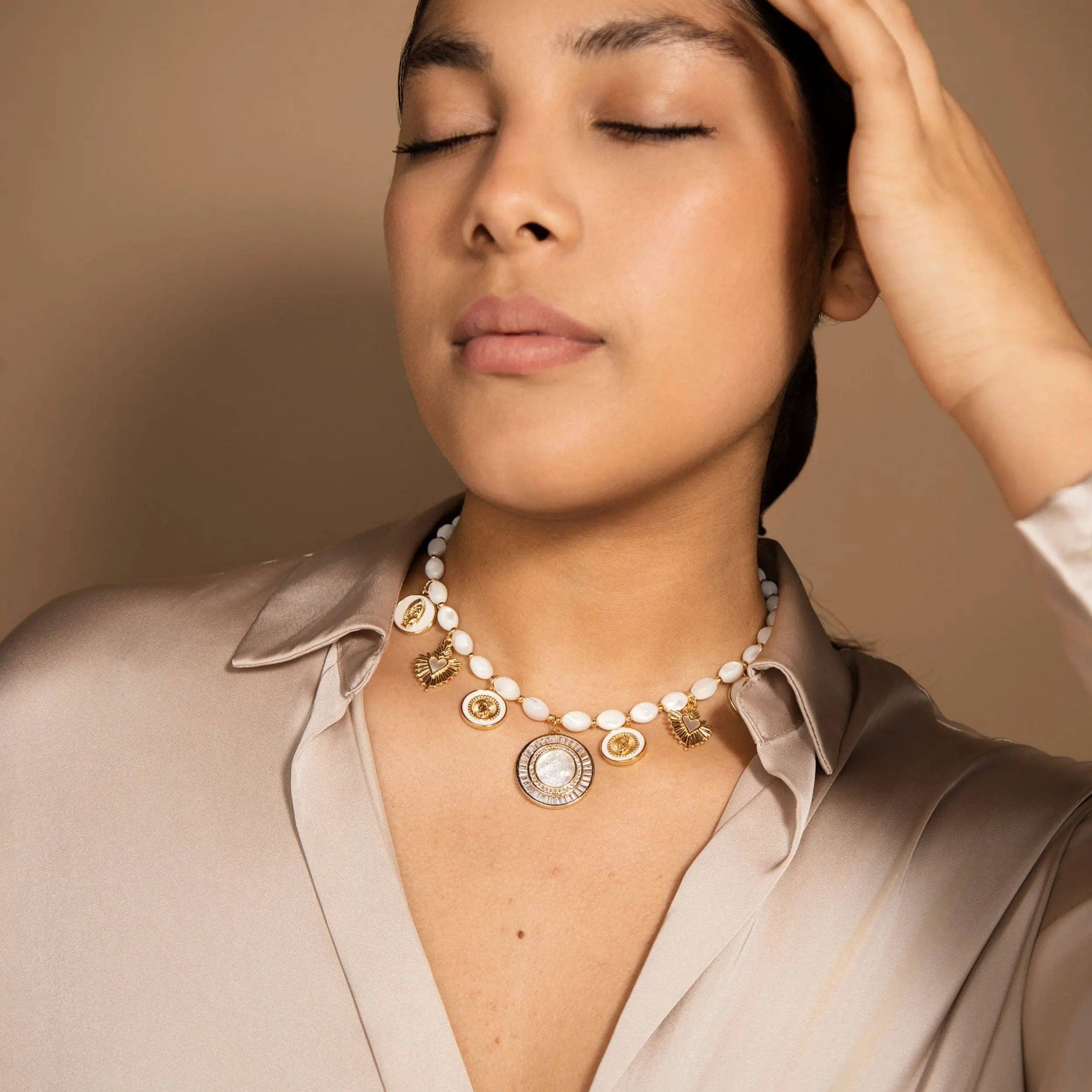 Joyería Católica: Un elegante collar de perlas para creyentes devotos