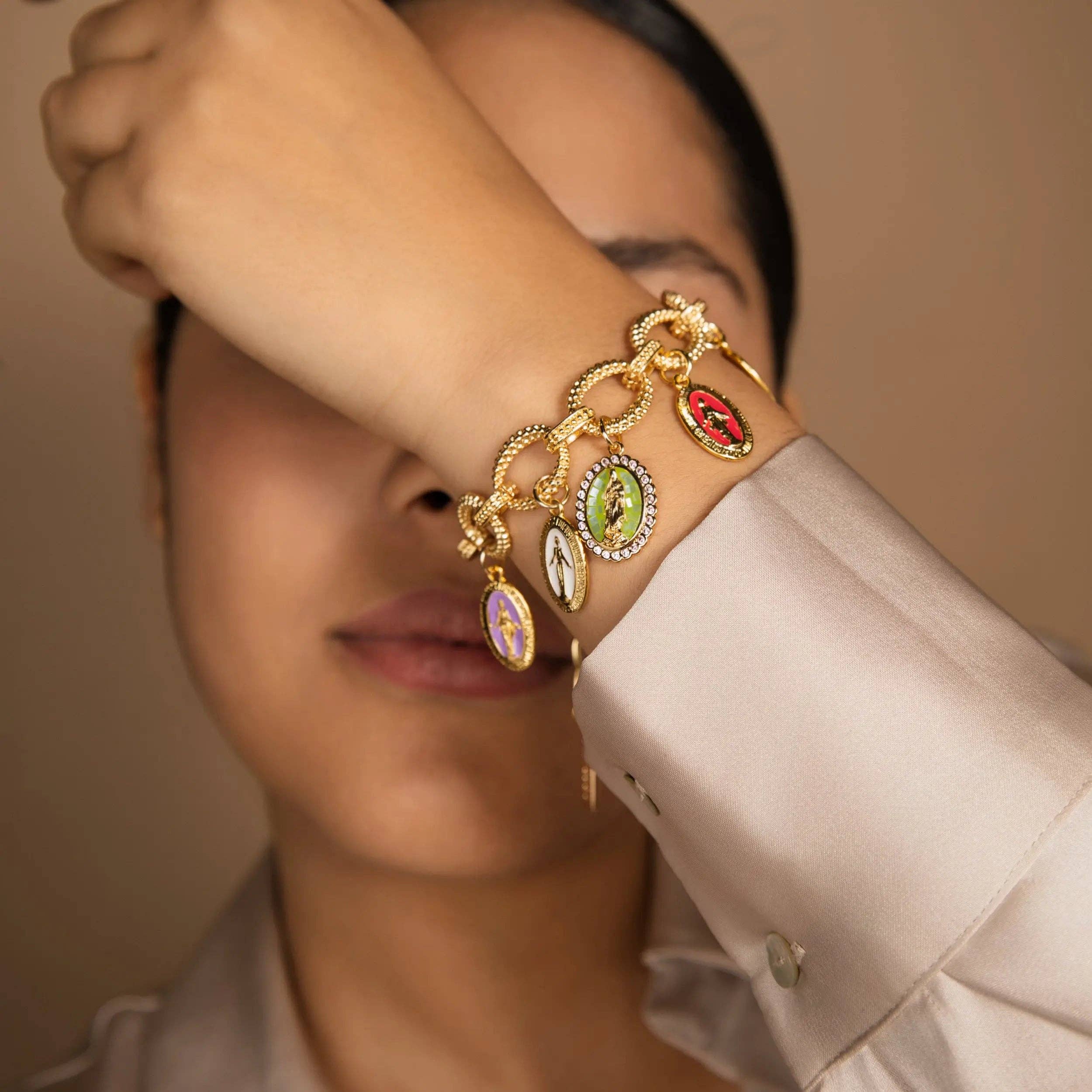 Experimenta la Esencia de la Joyería Católica: Pulsera de Protección con Dijes