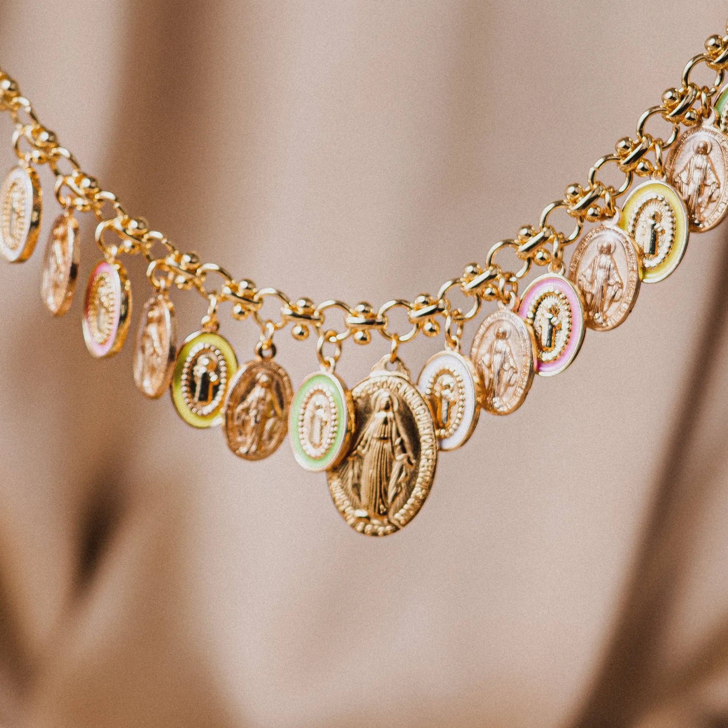 Joyería Católica: Elegante Collar de Oro con Dijes de la Virgen María