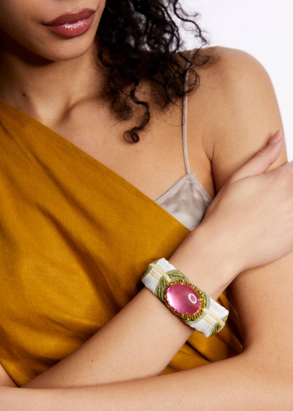 FABRIC BRACELET W/ OVAL FUCHSIA ELEMENT - N59