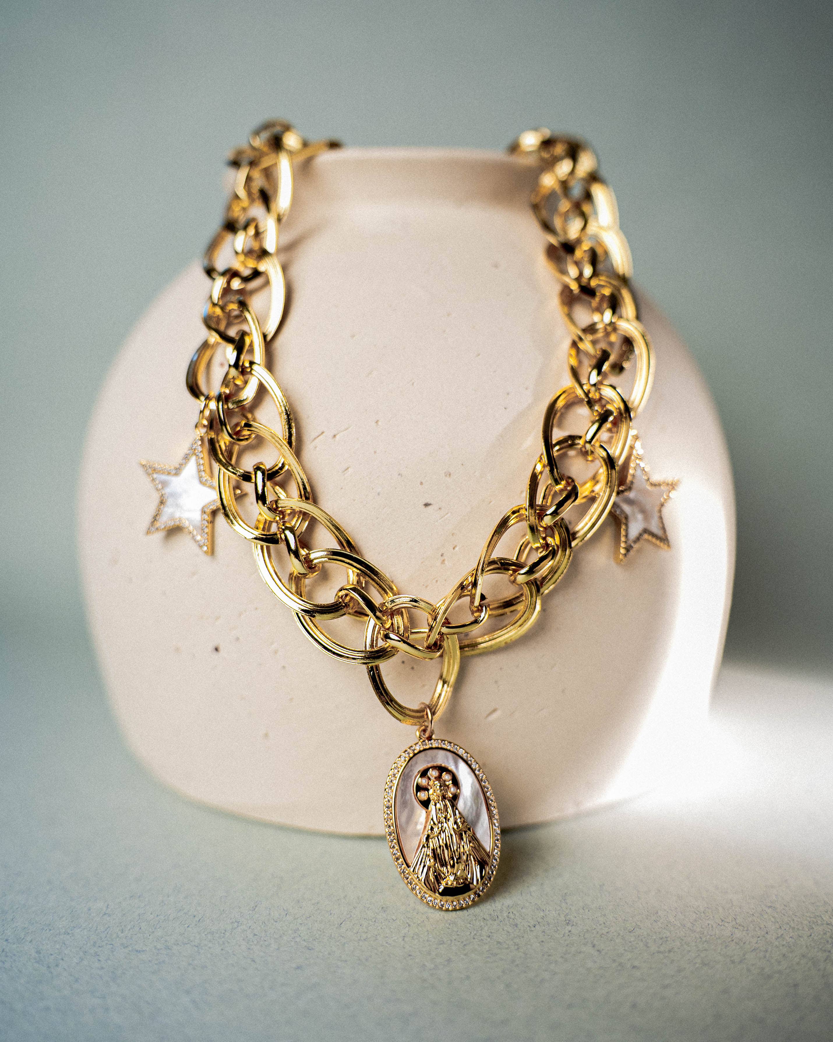 Collar católico con medalla religiosa y estrellas de nácar