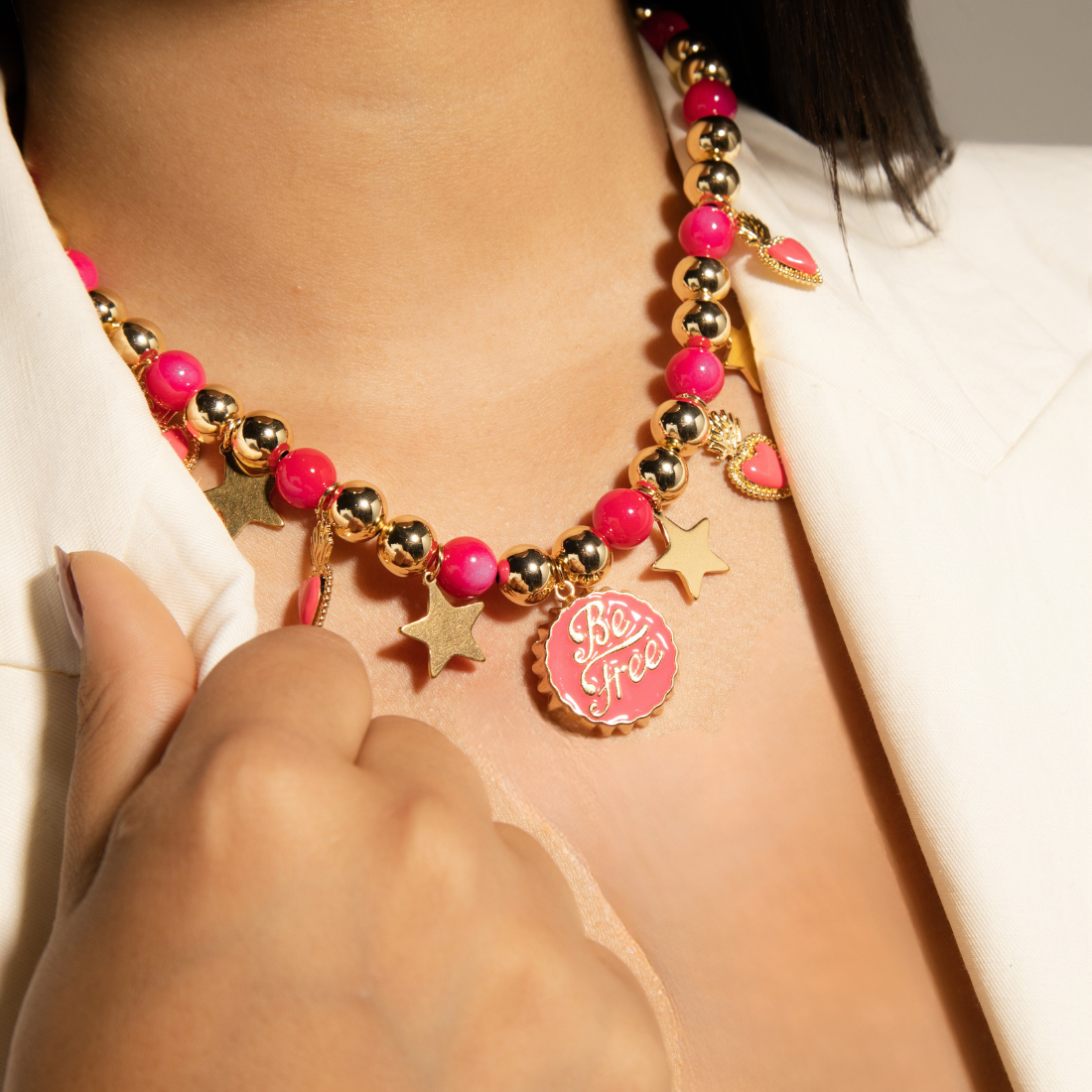 Collar de Fucsia y Oro con Colgante de Corazones y Estrellas