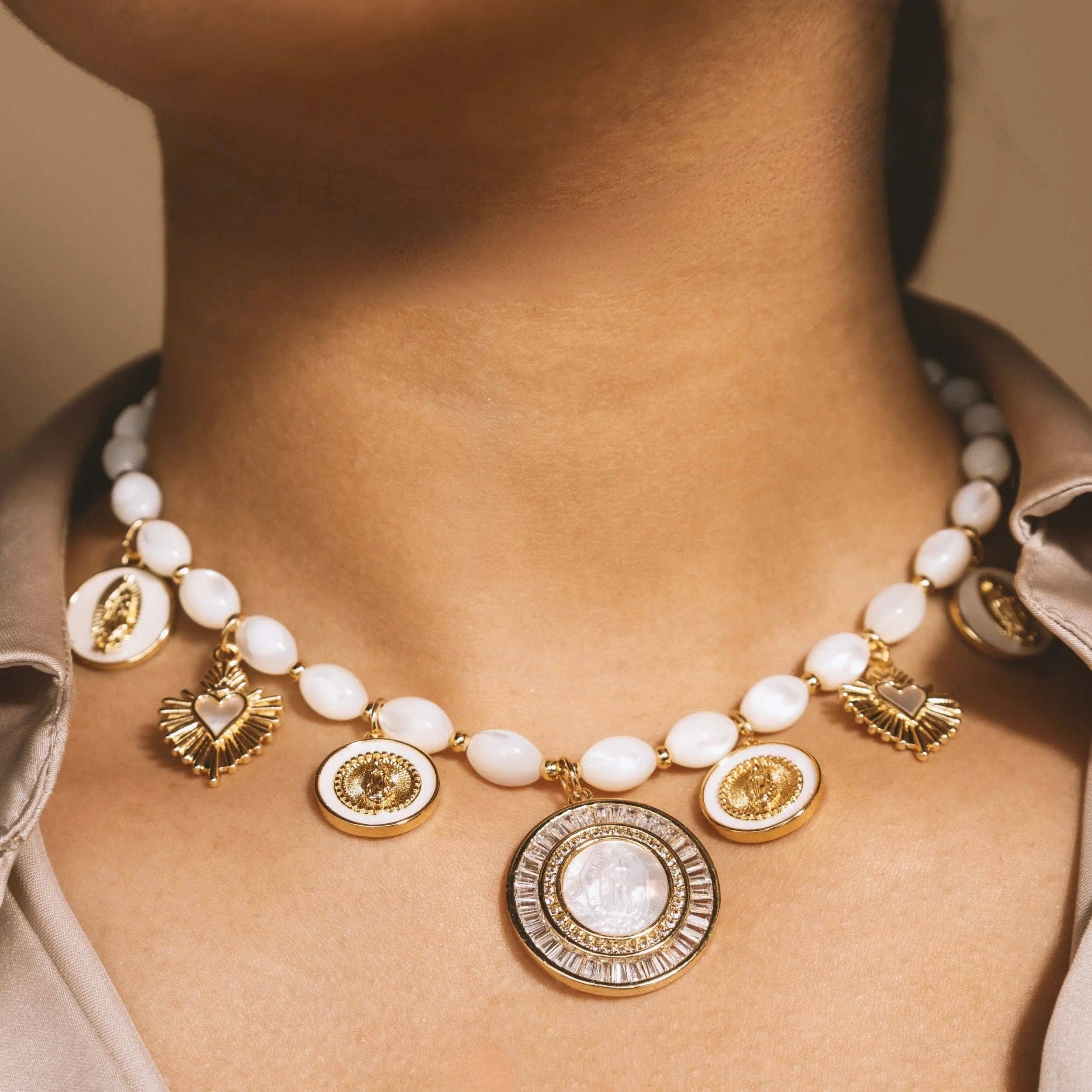 Joyería Católica: Un elegante collar de perlas para creyentes devotos