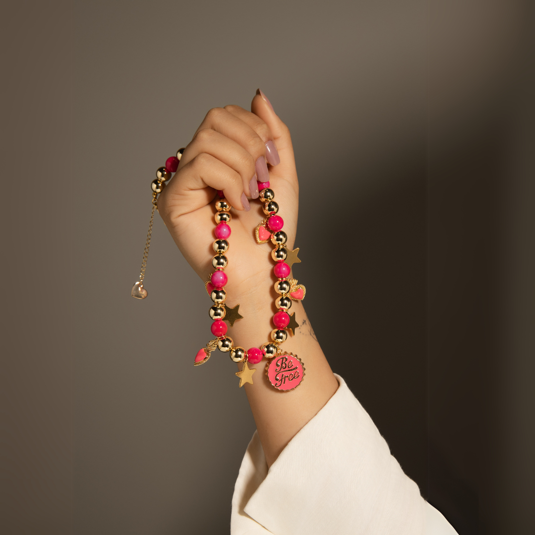 Collar de Fucsia y Oro con Colgante de Corazones y Estrellas