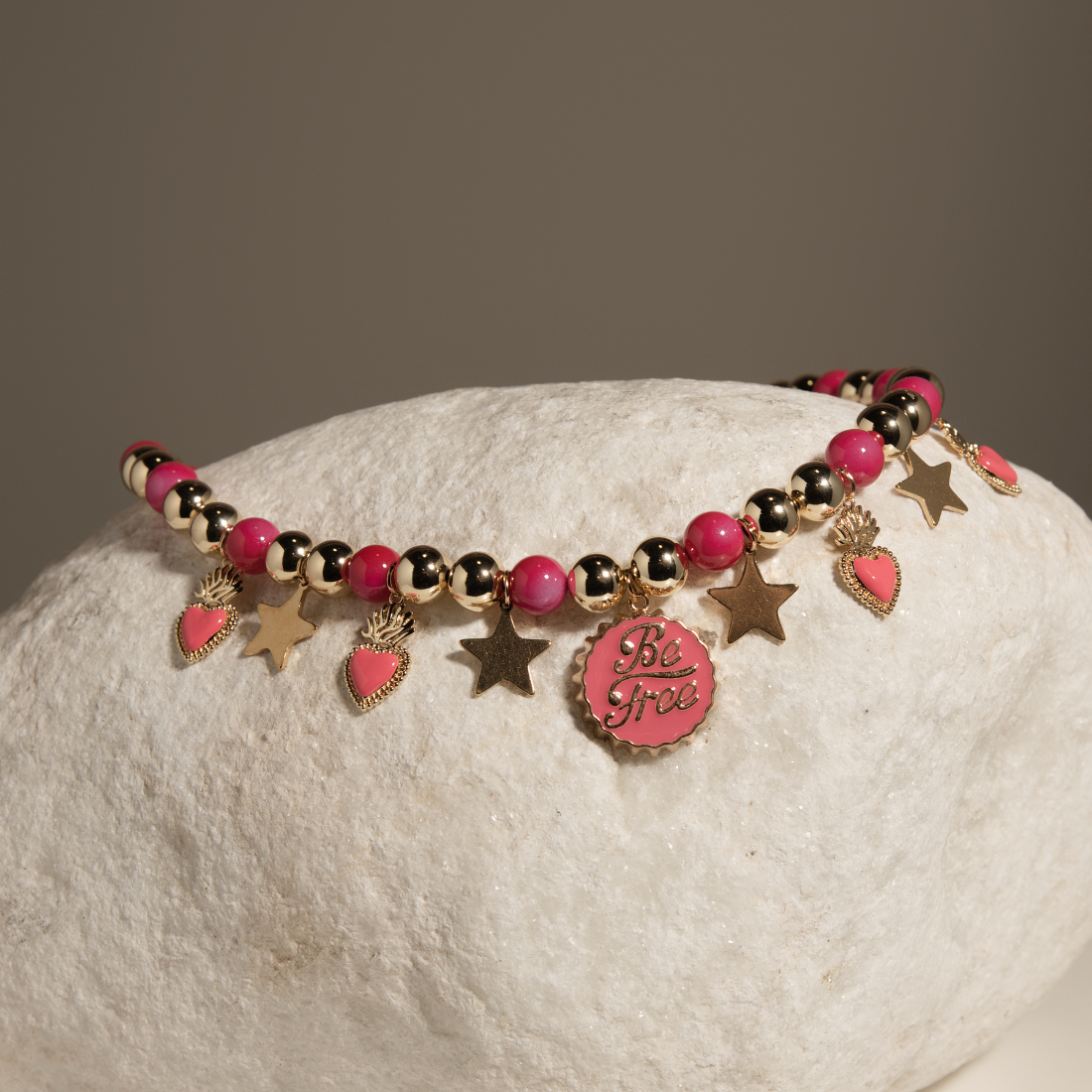 Collar de Fucsia y Oro con Colgante de Corazones y Estrellas