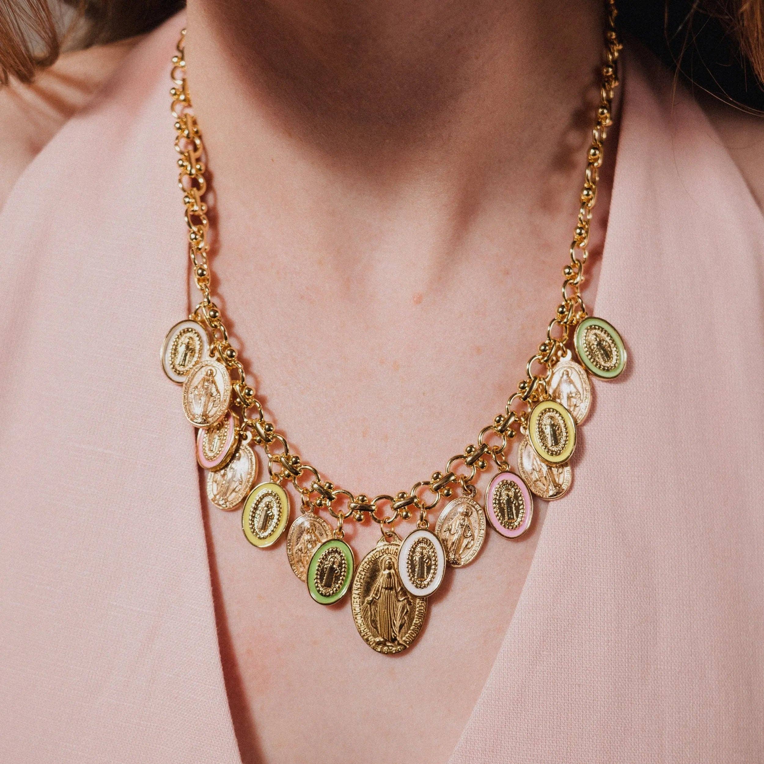 Joyería Católica: Elegante Collar de Oro con Dijes de la Virgen María